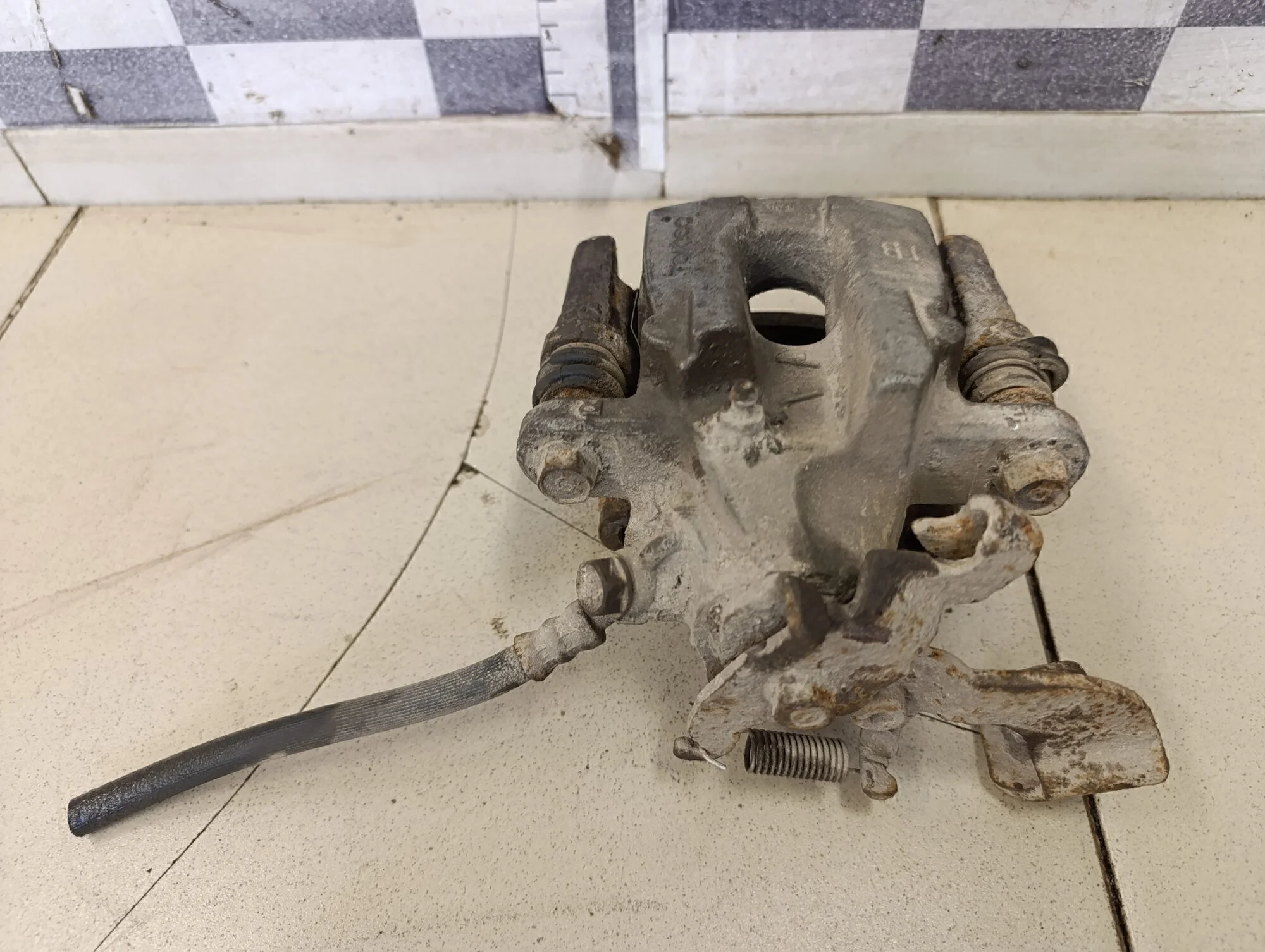 Суппорт задний правый Corolla E15 2006-2013