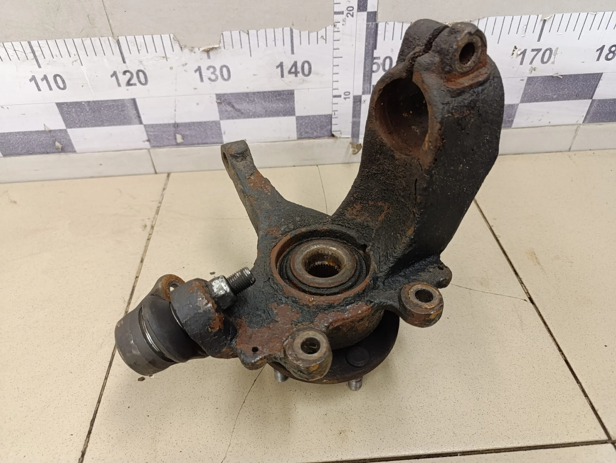 Кулак поворотный передний левый Focus II 2005-2008