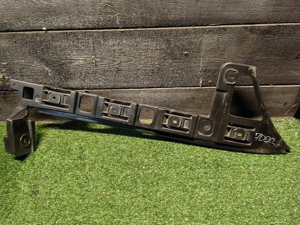 Кронштейн заднего бампера правый VW Passat B6