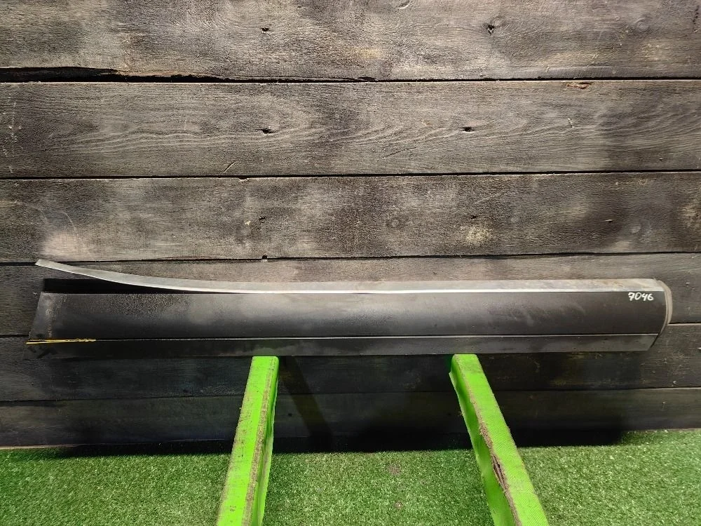 Молдинг двери передний правый Volkswagen Touareg