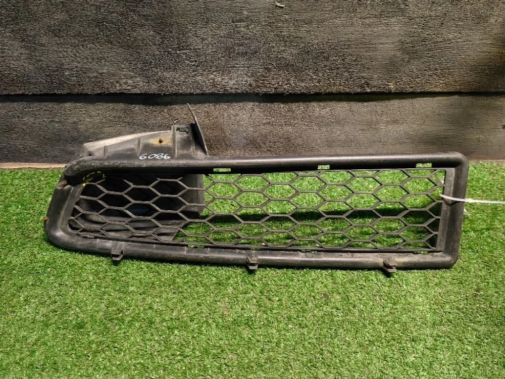 Решетка бампера передняя правая Renault Logan 1