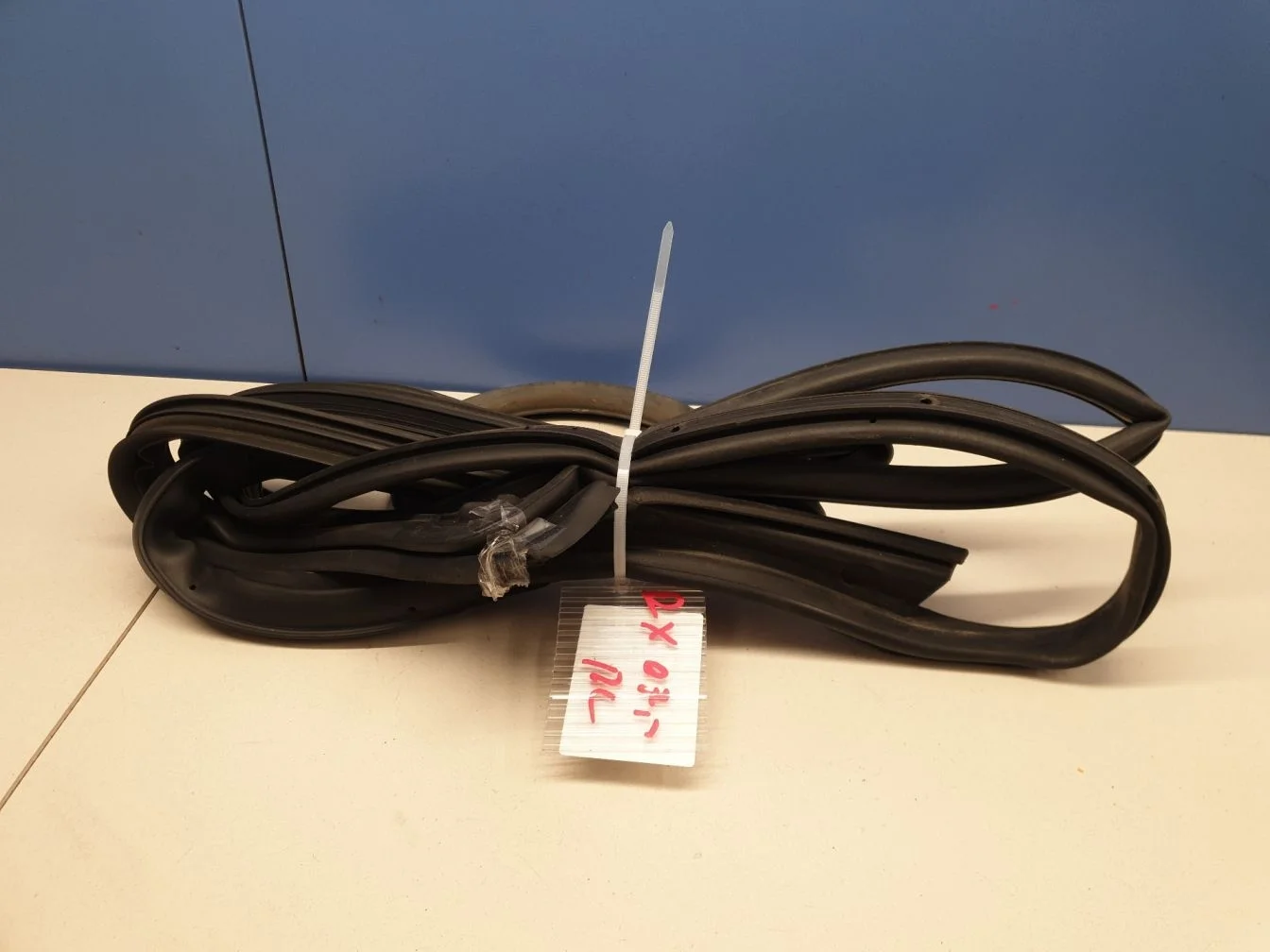 Уплотнитель двери передней левой для Lexus RX XU30 2003-2009