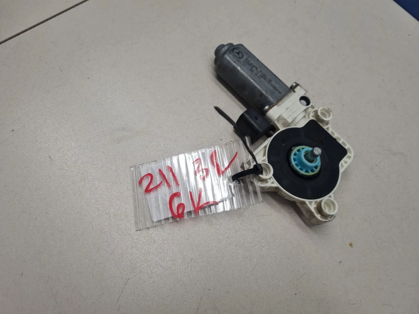 Моторчик стеклоподъёмника задний правый для Mercedes E-klasse W211 2002-2009