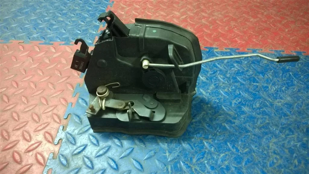 замок двери  ( руль) BMW X5 E53  M54B30 231 лс 3.0i