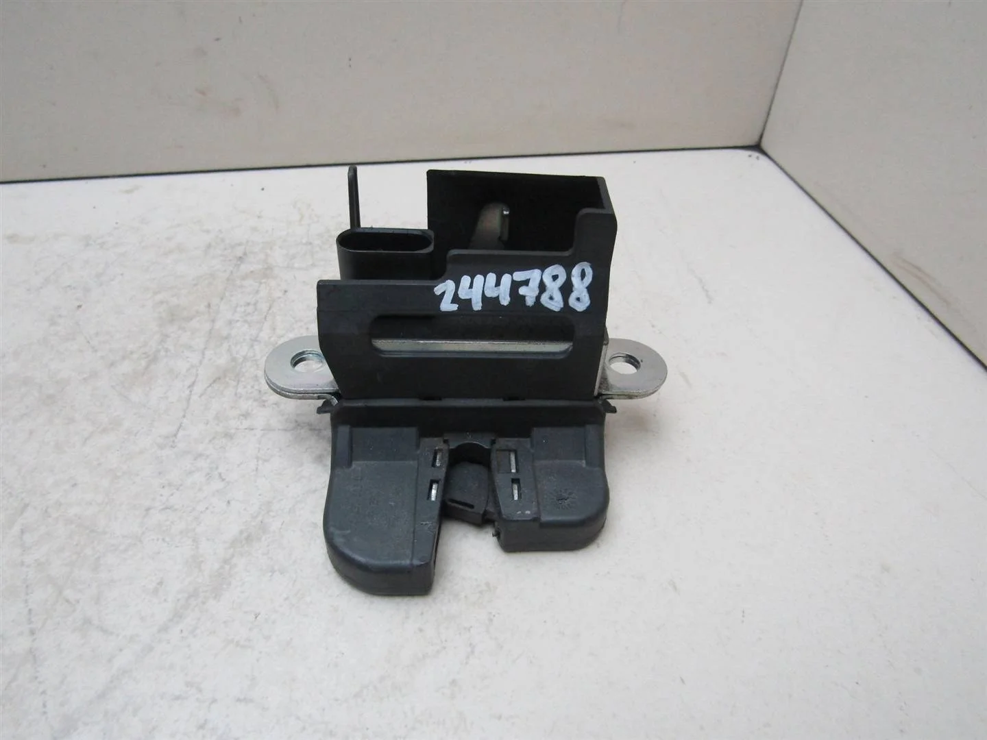 Замок багажника VW Golf V 2003-2009  [1K6827505C]  в Вологде