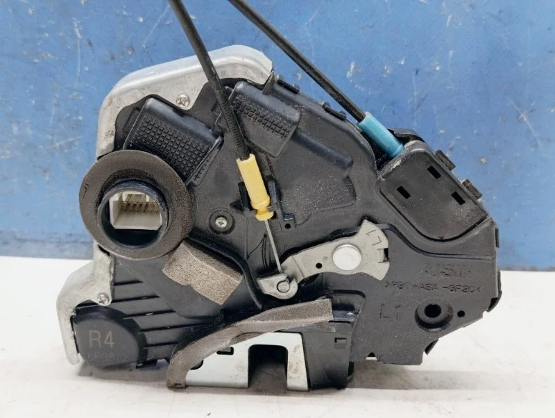 Замок двери Toyota Rav 4 2016 6904042241 ACA40, передний левый