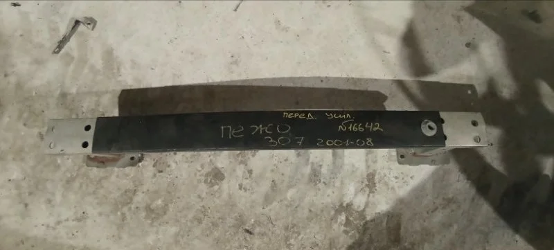 Усилитель бампера передний Peugeot 307 2001-2008