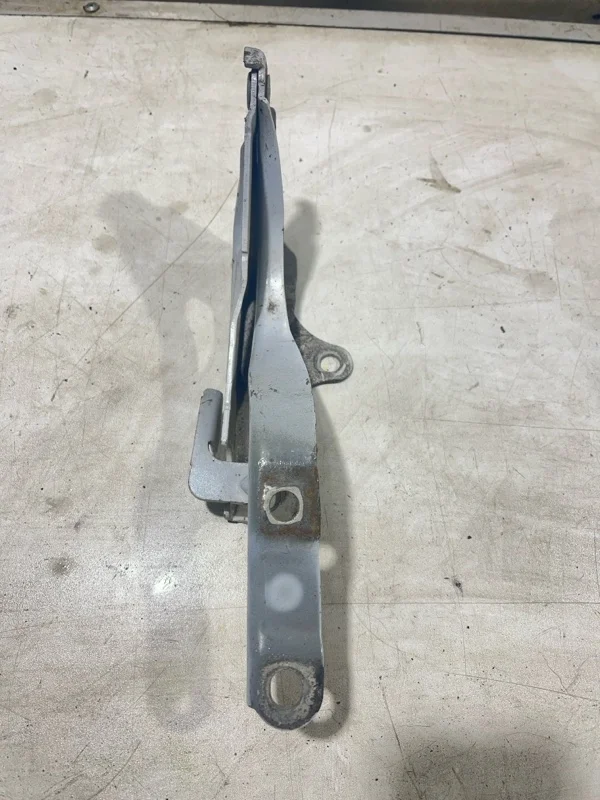 Петля капота правая KIA Sportage 3