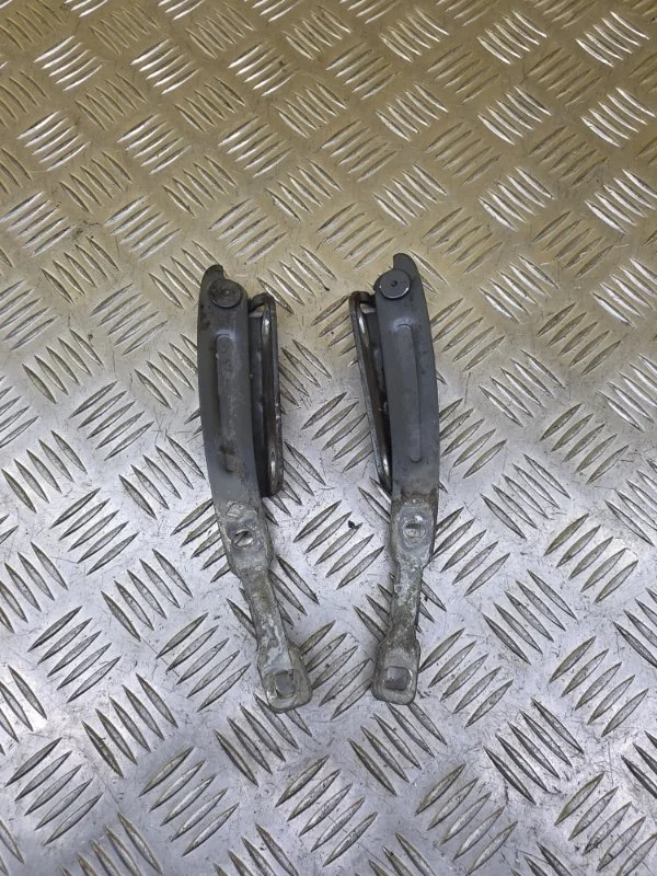 Петля капота Dacia Duster 2010-2017 2014 654007102R 1.5 D K9K858