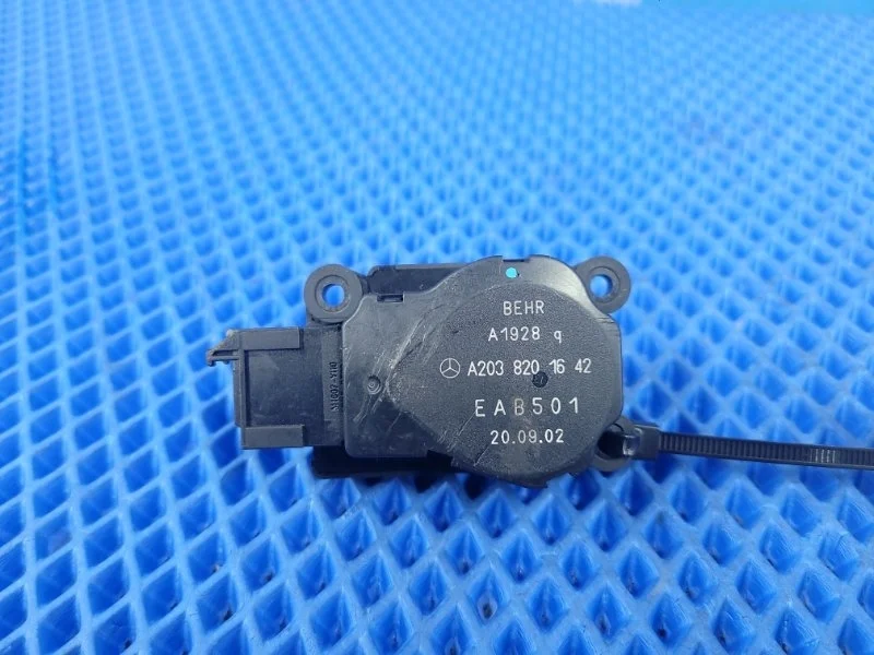 Сервопривод заслонок печки Mercedes-Benz E-Class 2003 A2038201642 W211 М112949