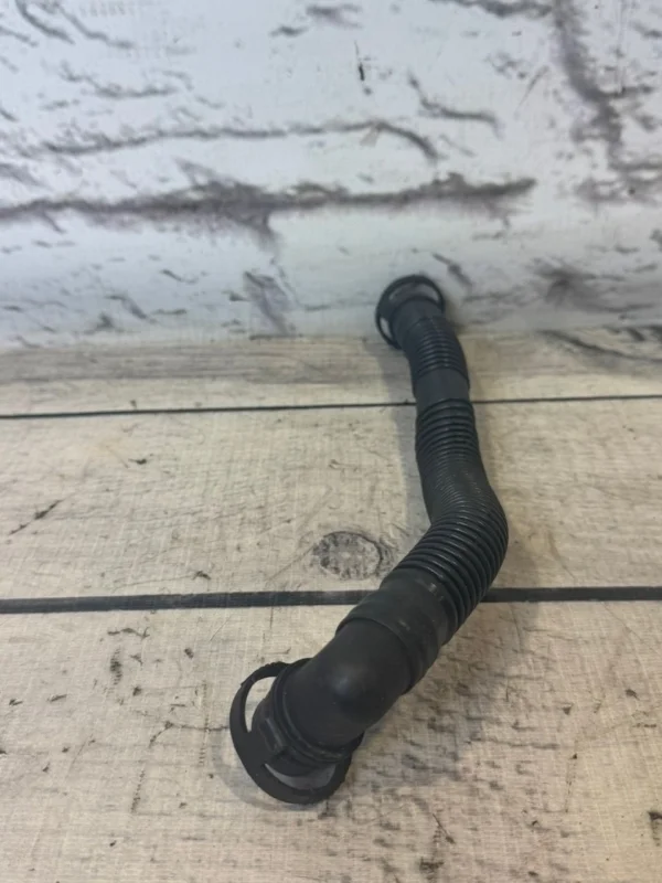 Патрубок вентиляции картерных газов audi A3 2009