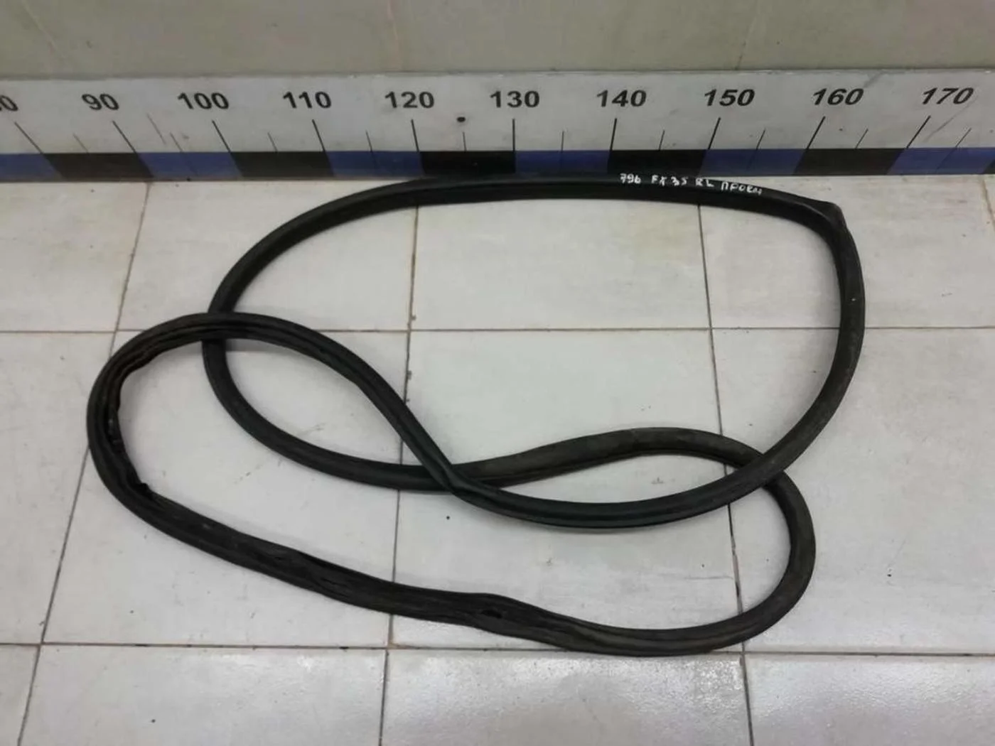 Уплотнитель проема двери  FX (S50) 2003-2007