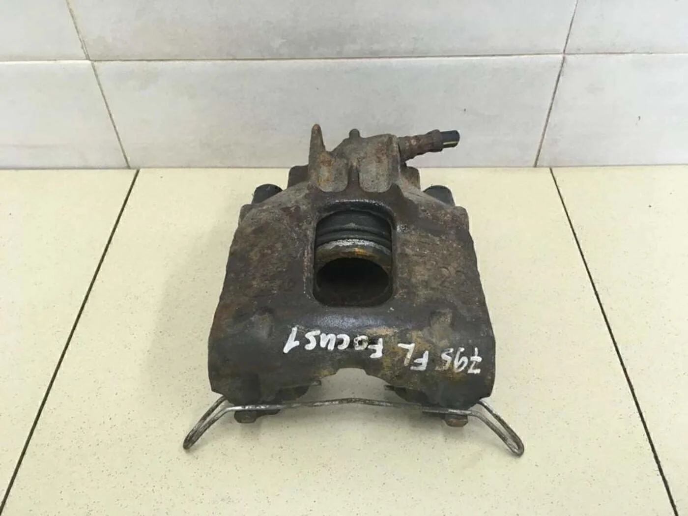 Суппорт передний левый Focus I 1998-2004