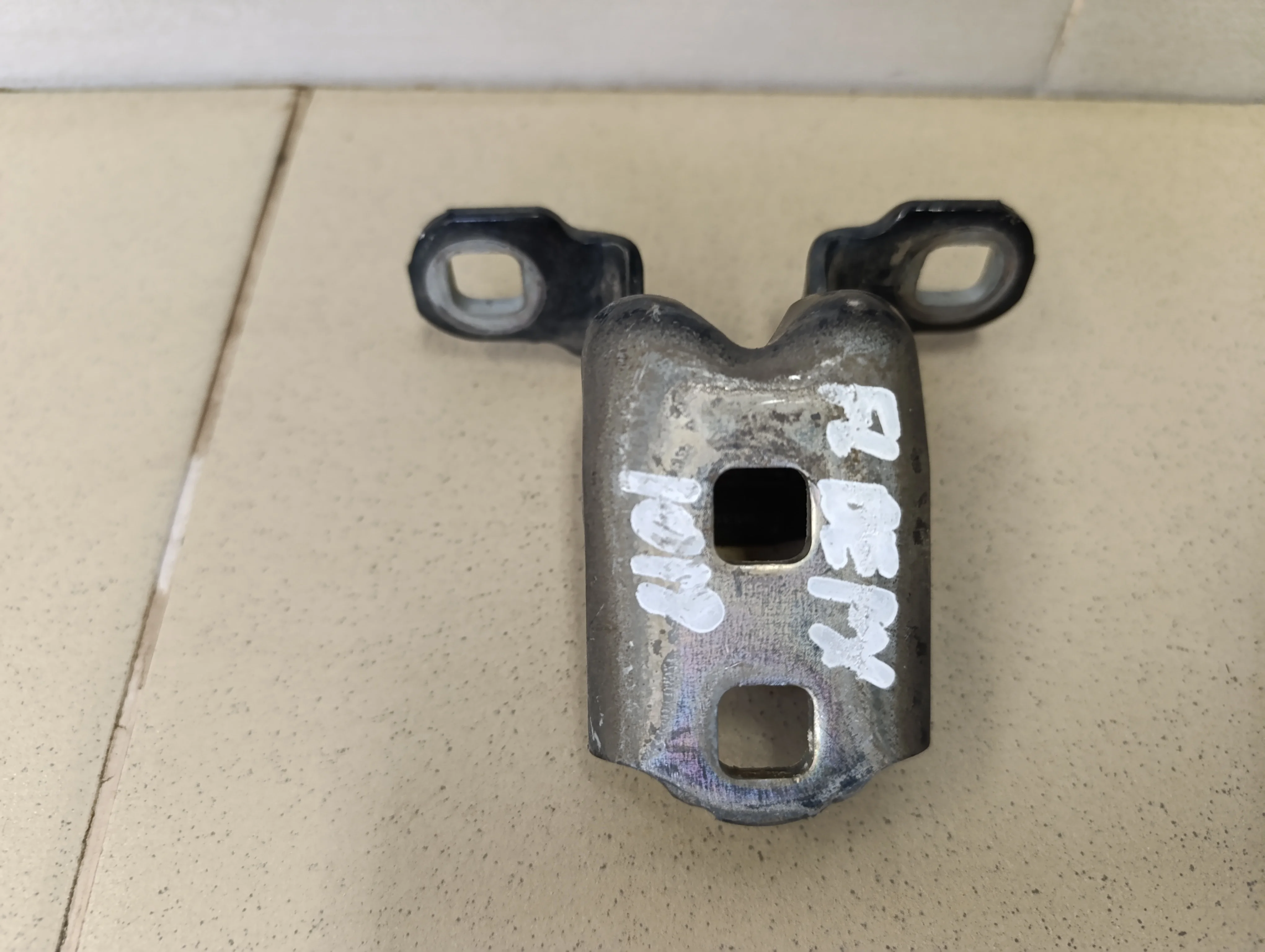 Петля двери передней левой верхняя Megane II 2002-2009