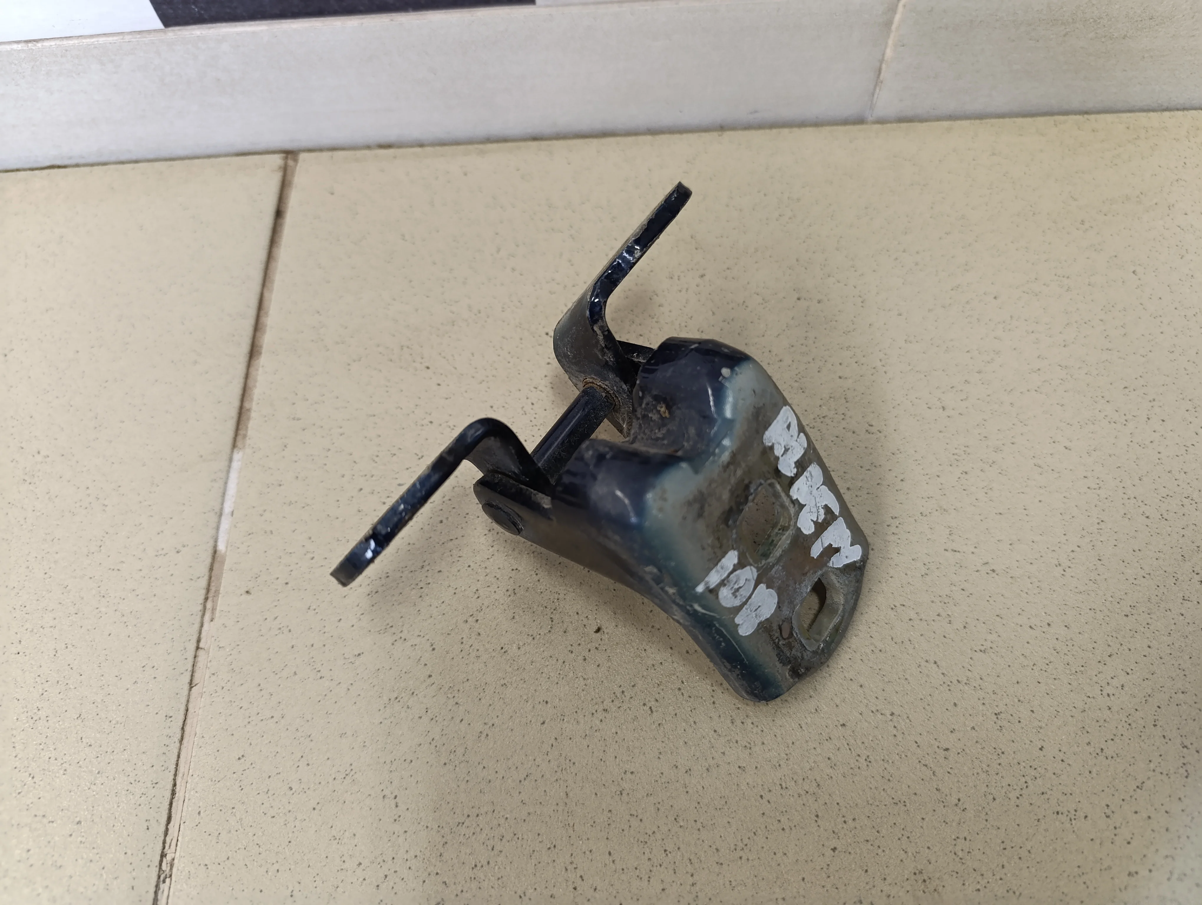 Петля двери задней левой верхняя Megane II 2002-2009