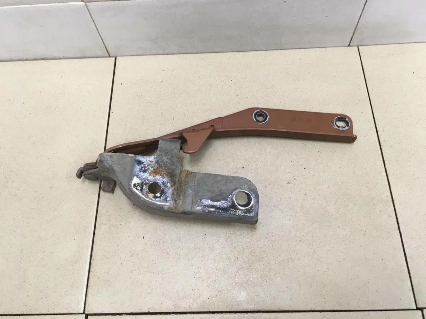 Петля капота левая FX (S50) 2003-2007