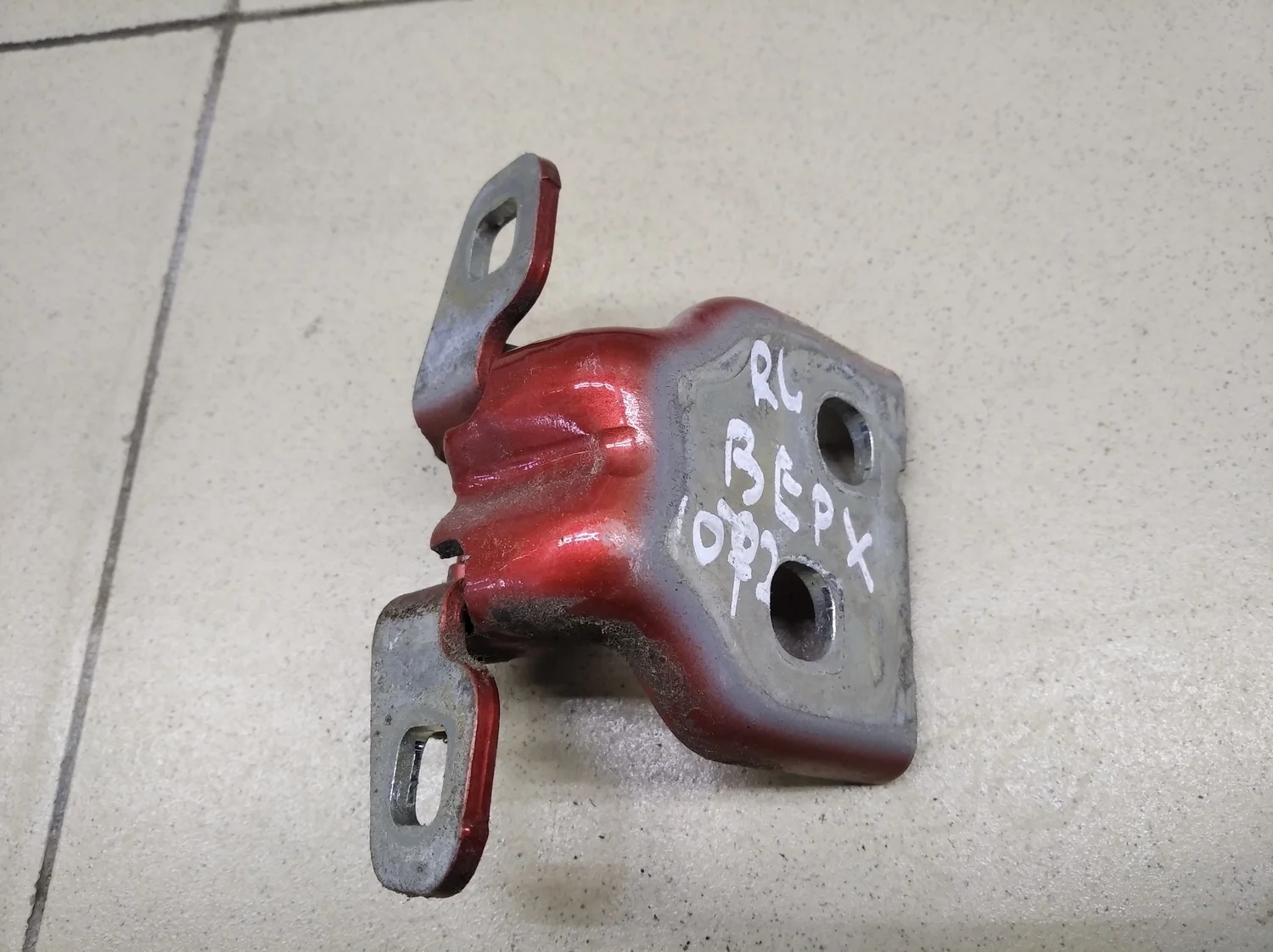 Петля двери задней левой верхняя Duster 2012>