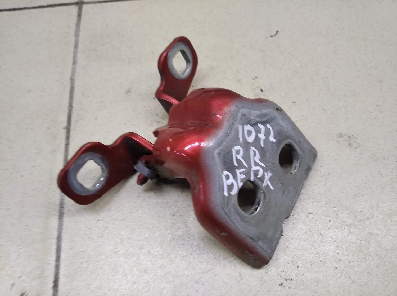 Петля двери задней правой верхняя Duster 2012>