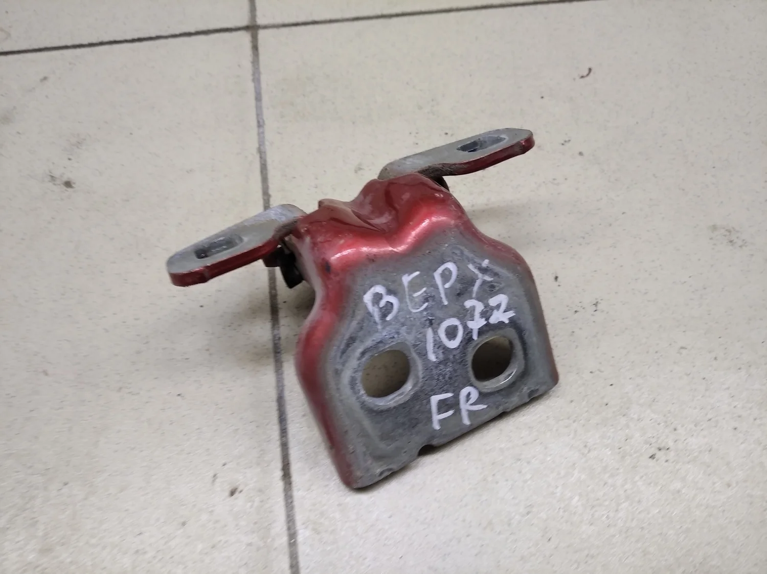 Петля двери передней правой верхняя Duster 2012>