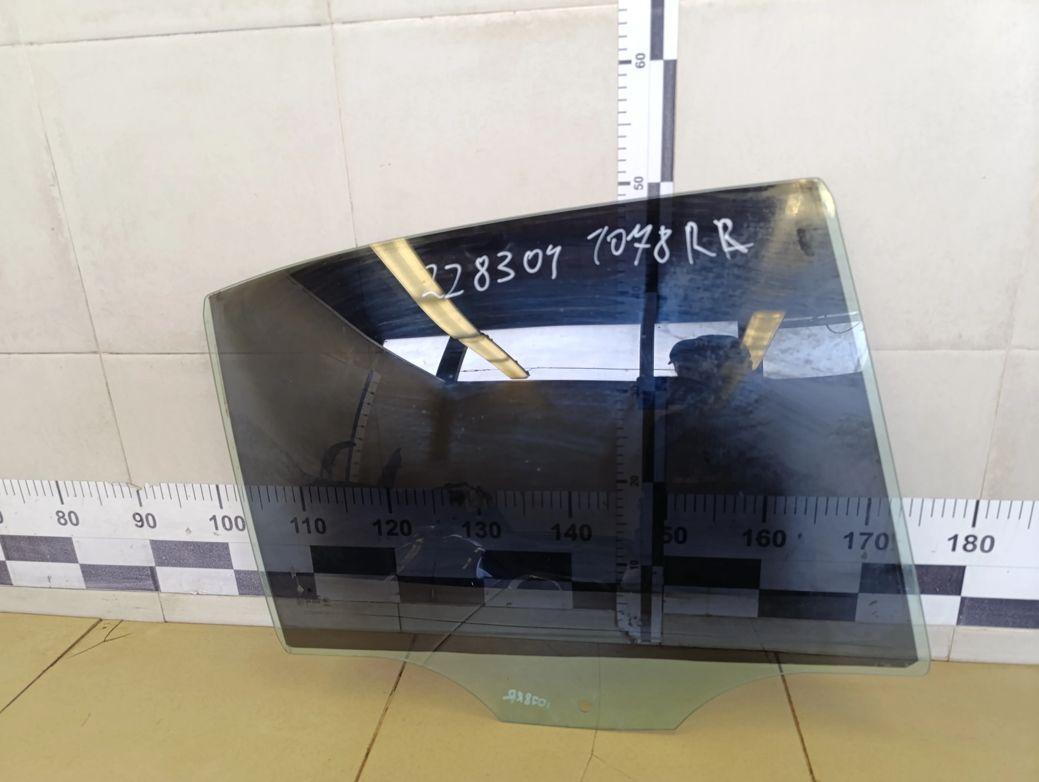 Стекло двери задней правой Octavia (A5 1Z-) 2004-2013