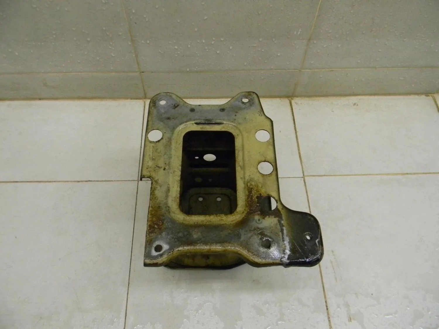 Кронштейн усилителя переднего бампера правый Captiva (C100) 2006-2010