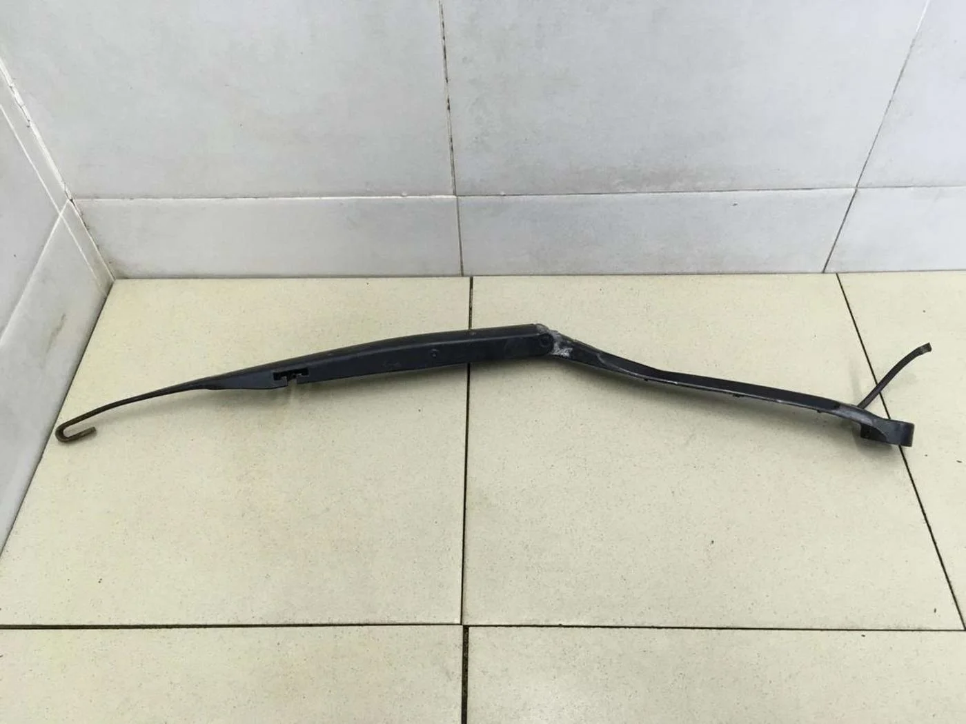 Поводок стеклоочистителя передний левый FX (S50) 2003-2007