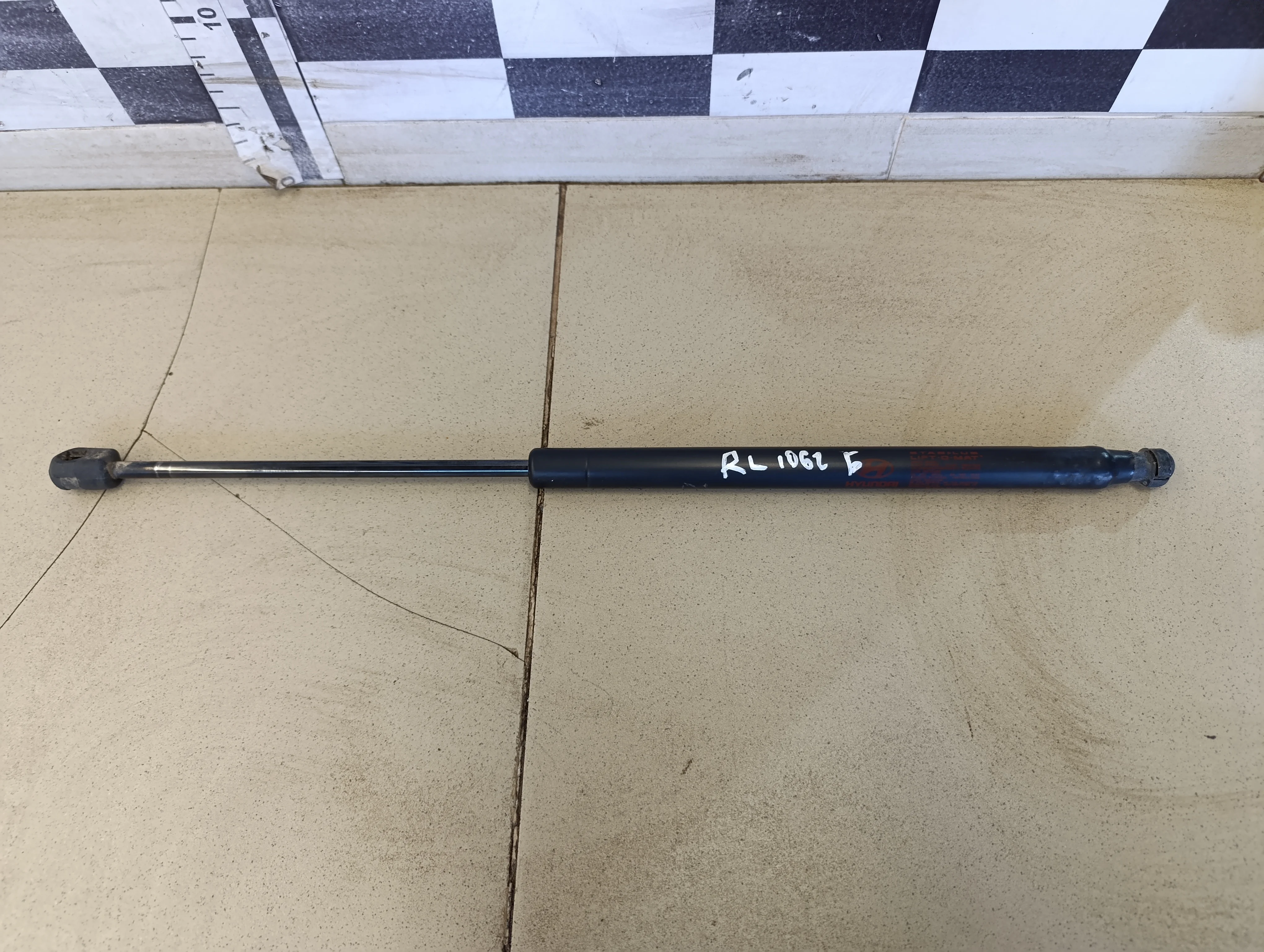 Амортизатор двери багажника Getz 2002-2010