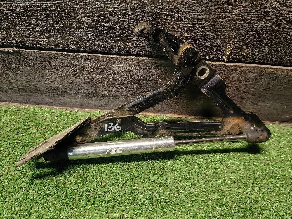 Петля крышки багажника левая VW Passat B5