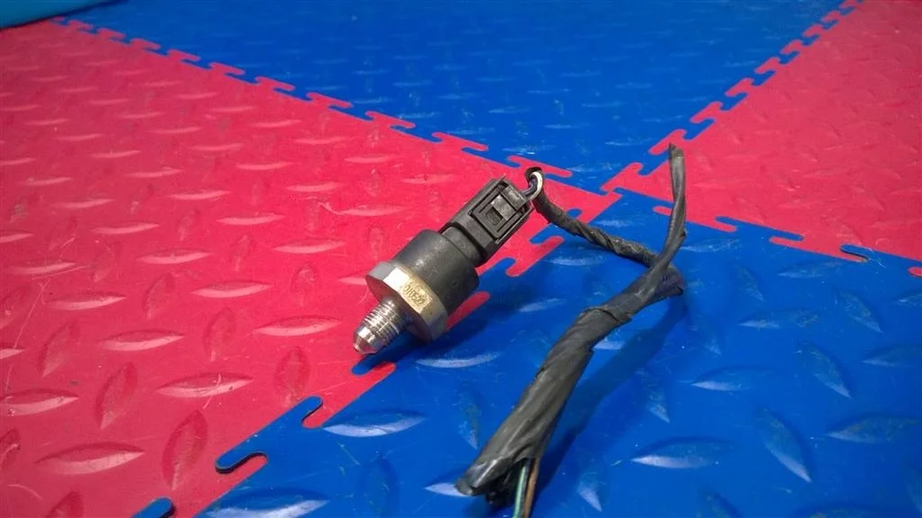 датчик давления тормозной жидкости BMW X5 E53  M54B30 231 лс 3.0i