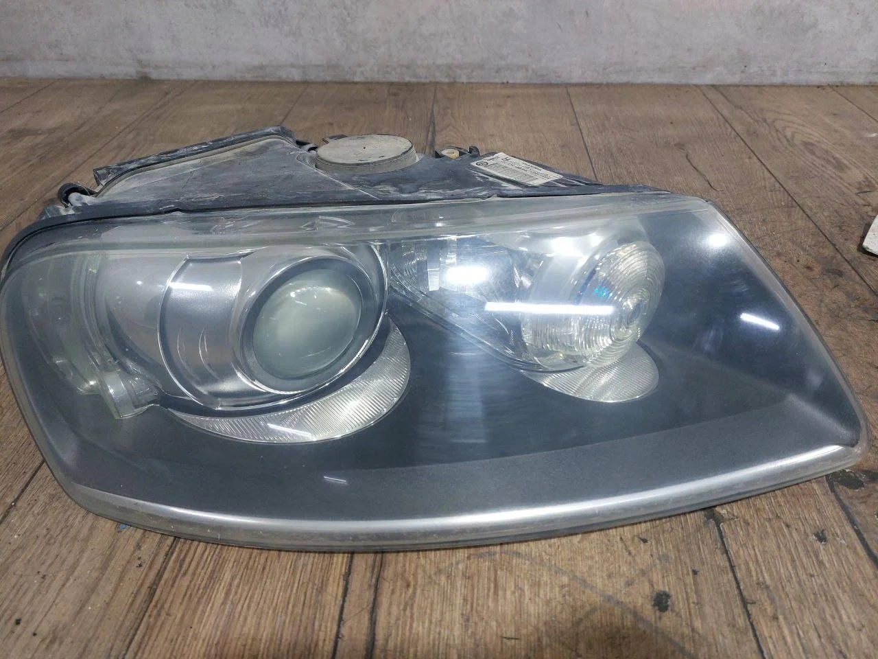 фара правая Volkswagen Touareg