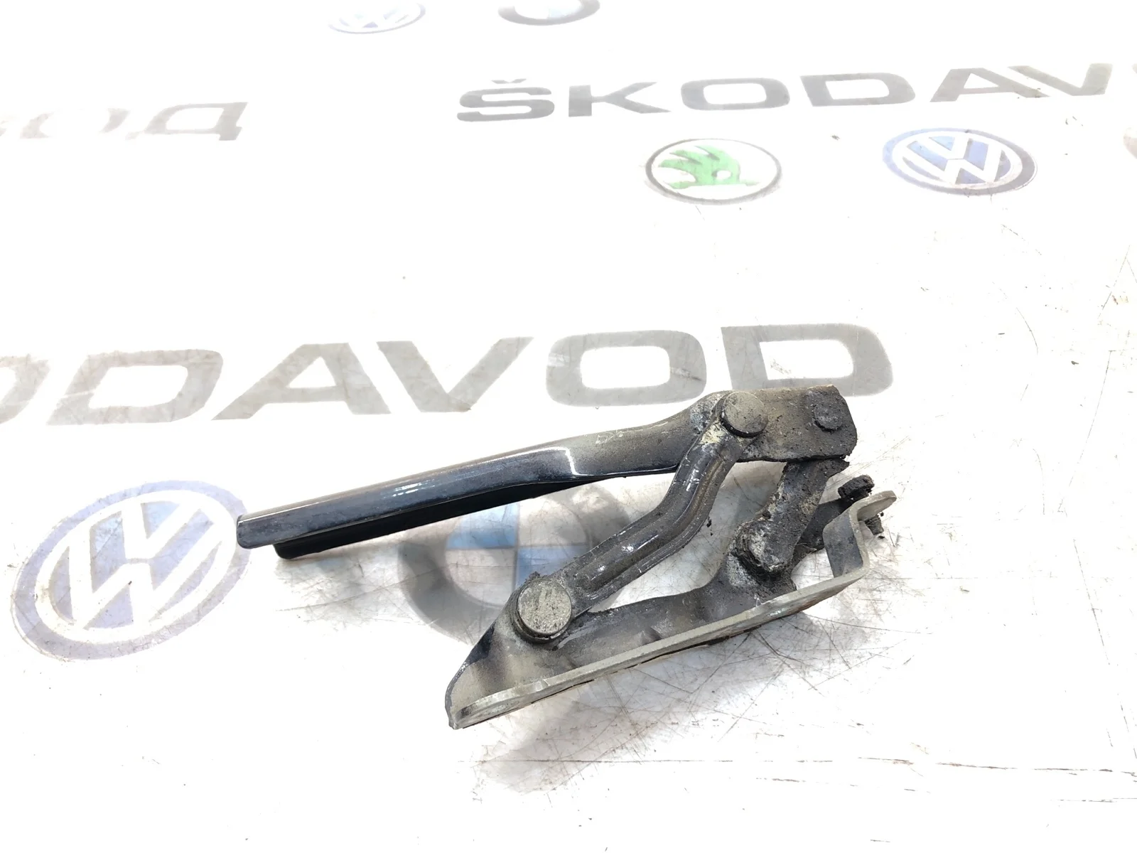 Петля капота Skoda Octavia Scout 2011 1Z0823301C A5 (1Z) 2.0 CFHC, левая