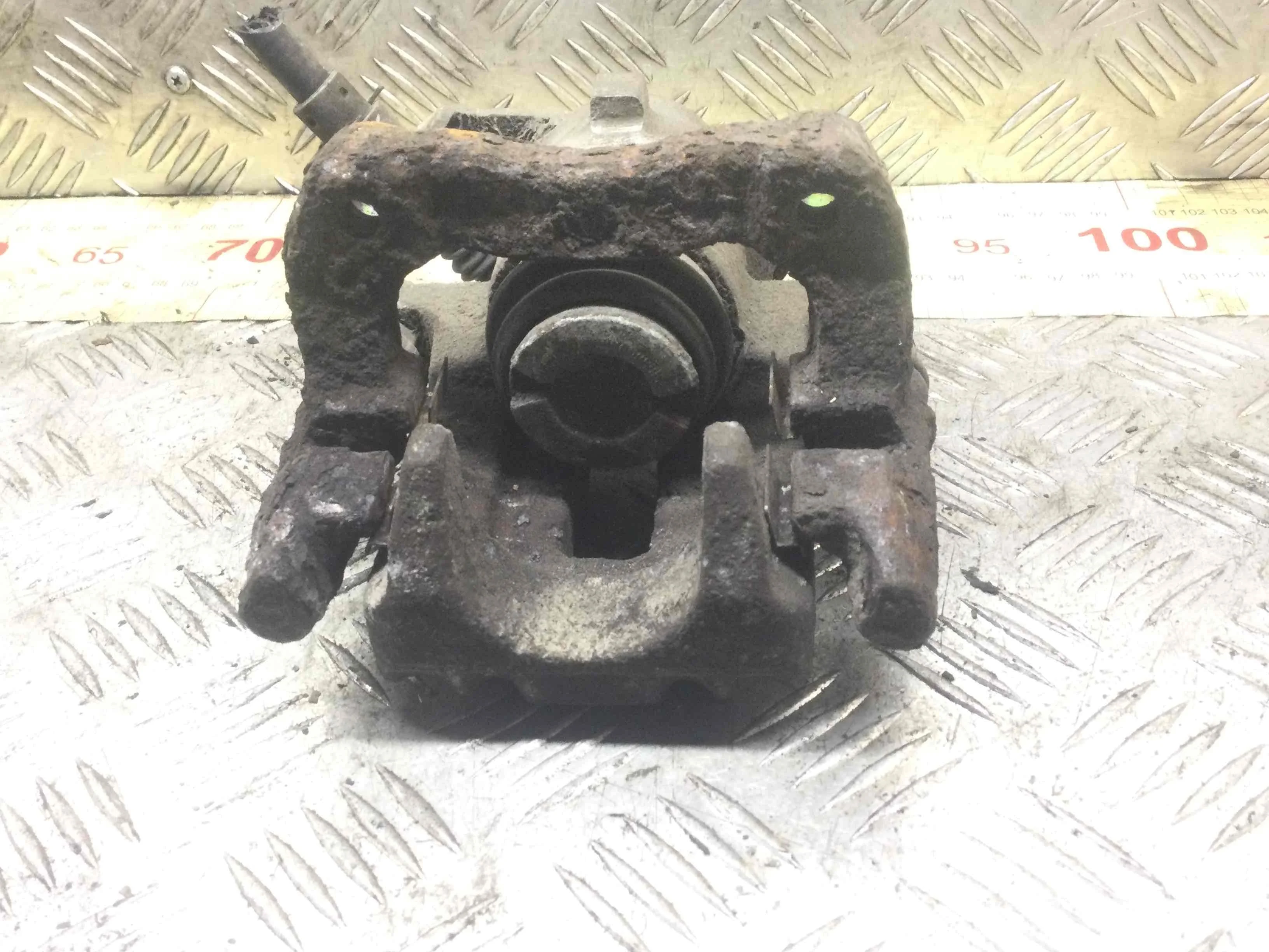 Суппорт задний левый Volkswagen Golf 4 поколение (1997-2004) бензин 1.4 i Механика 3-дв, х/б