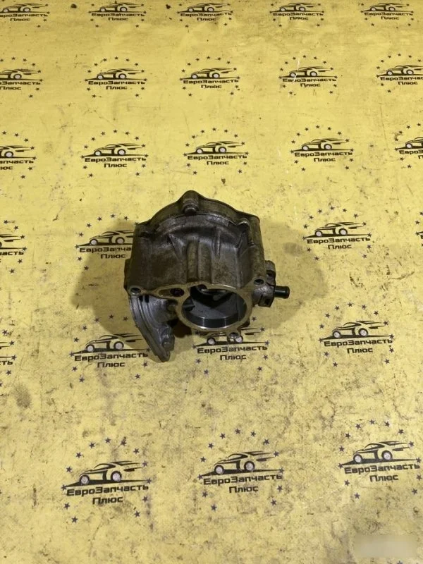 Насос вакуумный Volkswagen Passat B6 06J145100 1.8