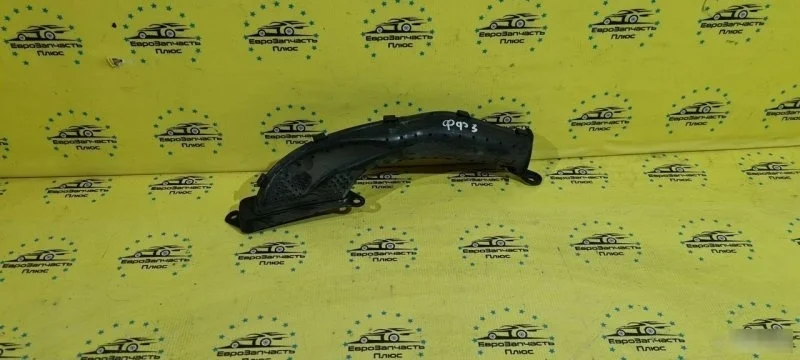 Воздухозаборник Ford Focus 3 AV619E635BD