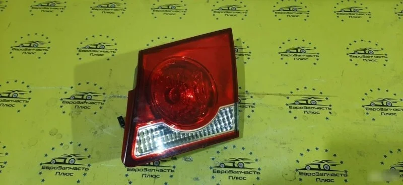 Фонарь крышки багажника Chevrolet Cruze 95130772 J300