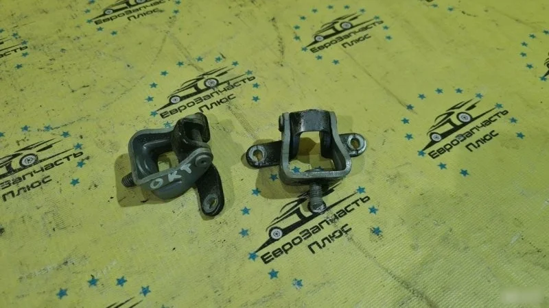 Петля крышки багажника Skoda Octavia A5 1Z5827302C 1Z