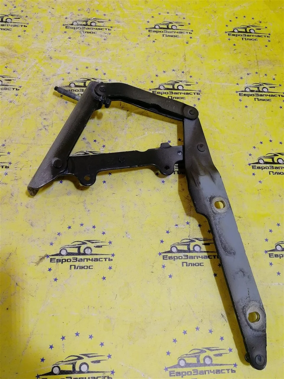 Петля замка капота Land Rover Discovery 4 LR040747 L319, правая