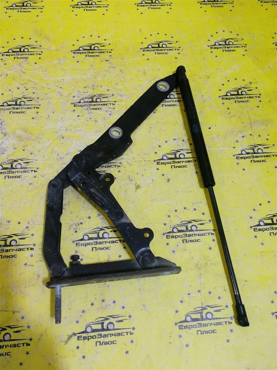 Петля замка капота Land Rover Discovery 4 LR040748 L319, левая