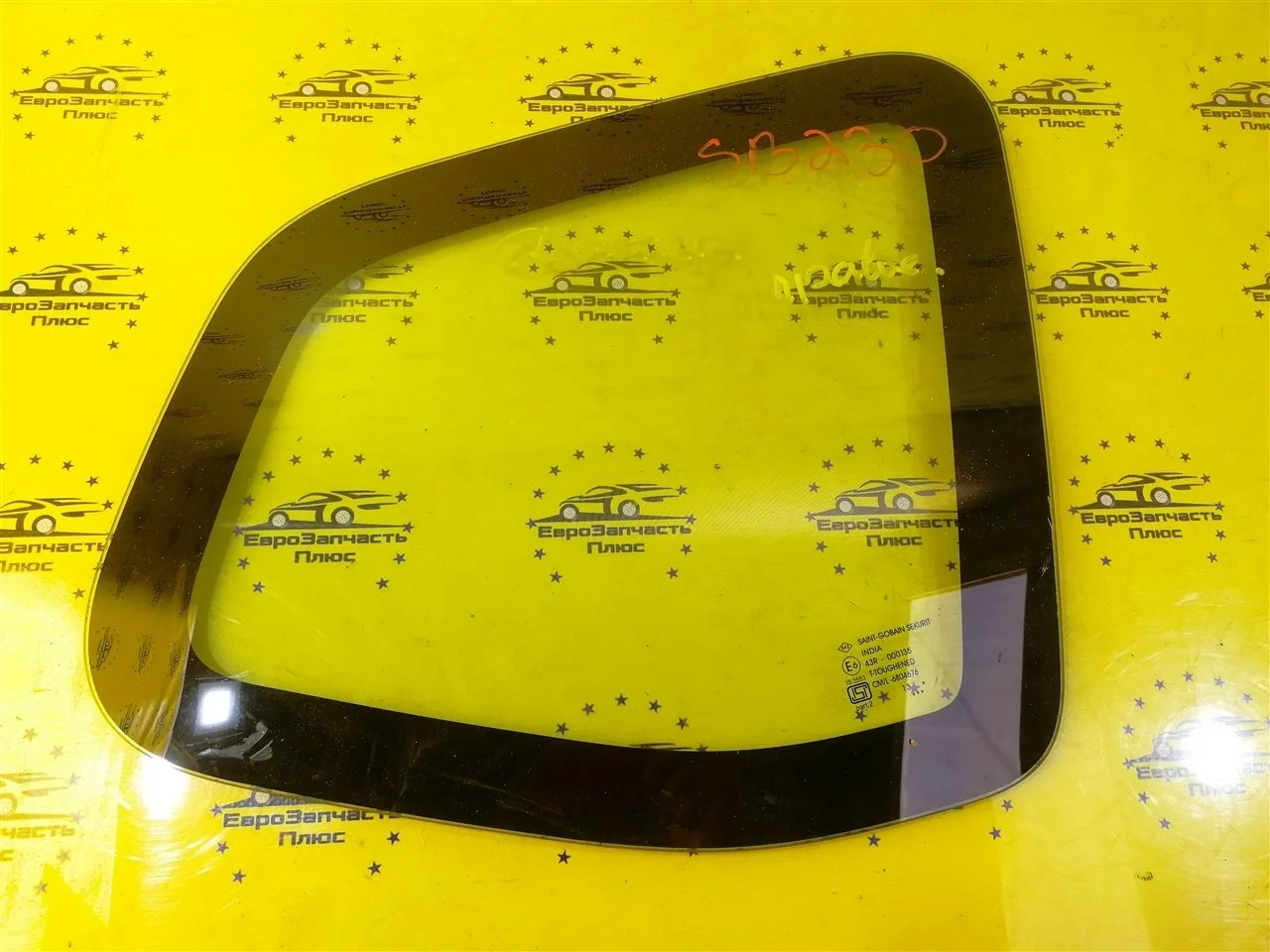 Стекло кузовное глухое Renault Duster 833068568R HS, заднее правое