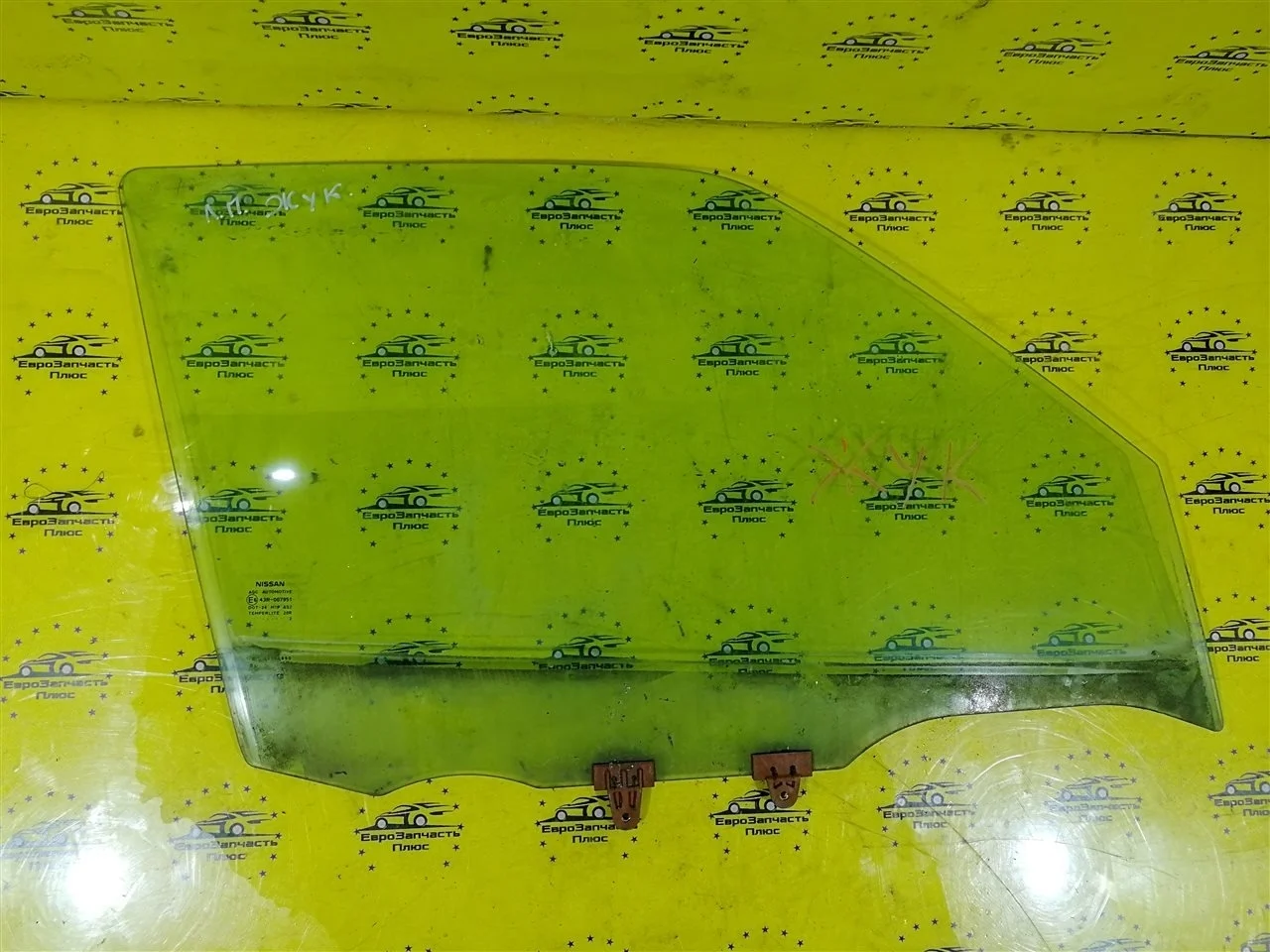 Стекло двери Nissan Juke 803001KK0A F15, переднее правое