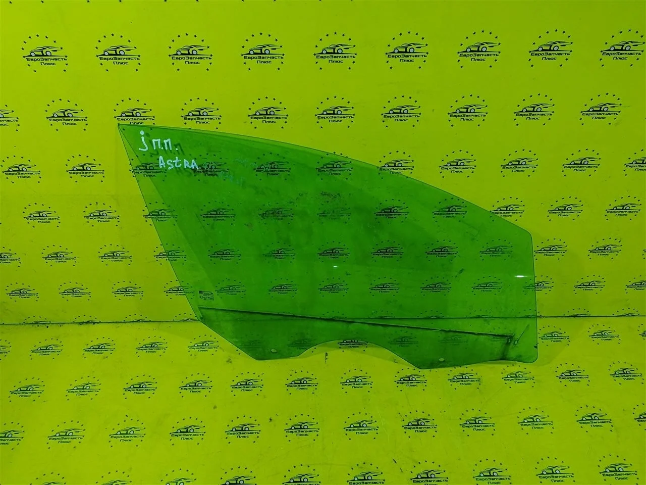 Стекло двери Opel Astra 13265808 J, переднее правое