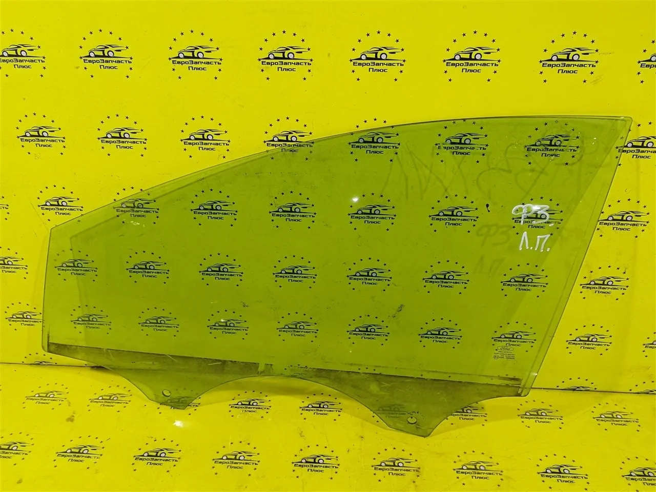 Стекло двери Ford Focus 3 1742302, переднее левое