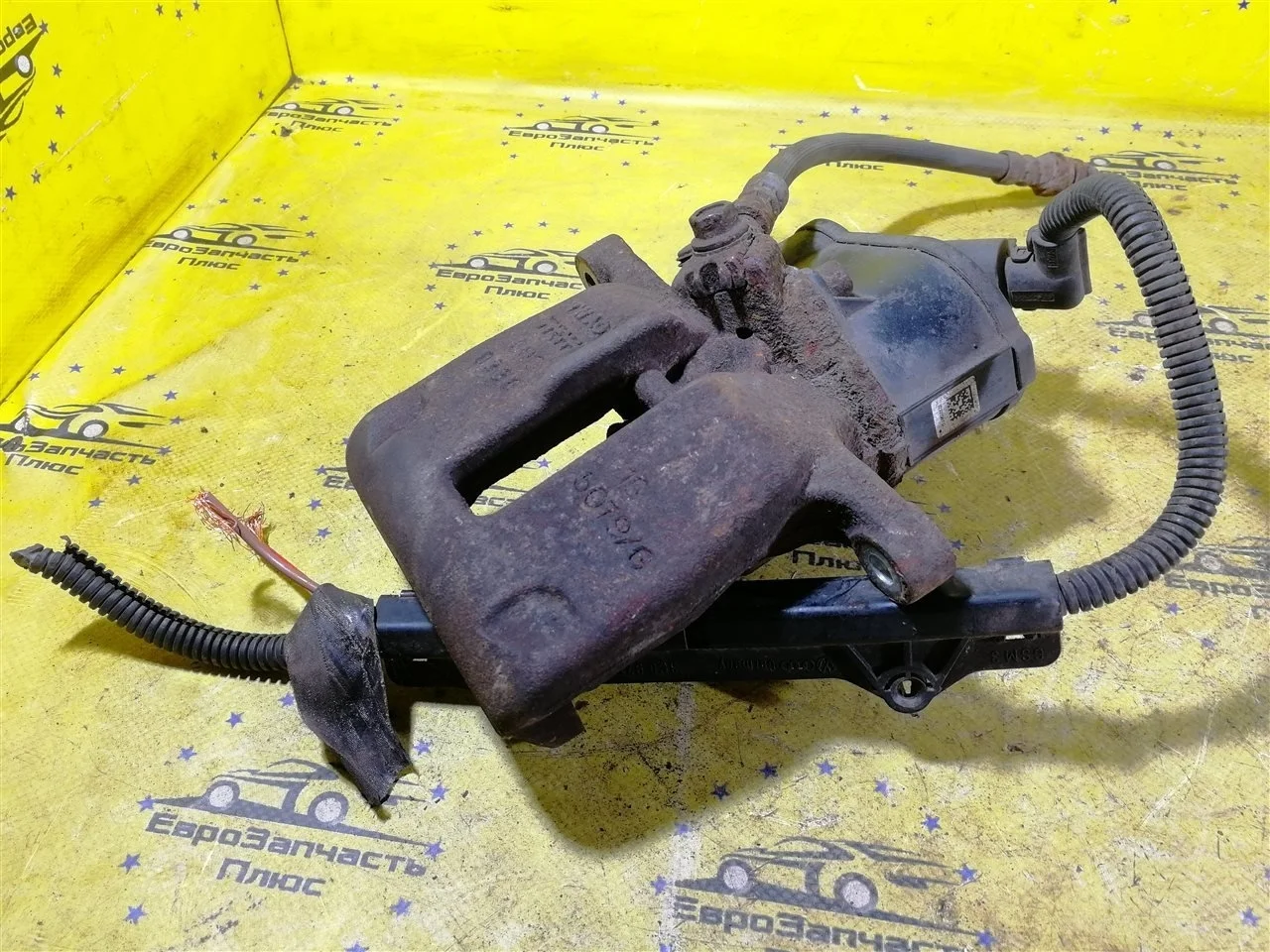 Суппорт тормозной Volkswagen Passat B6 3C0615404E, задний правый