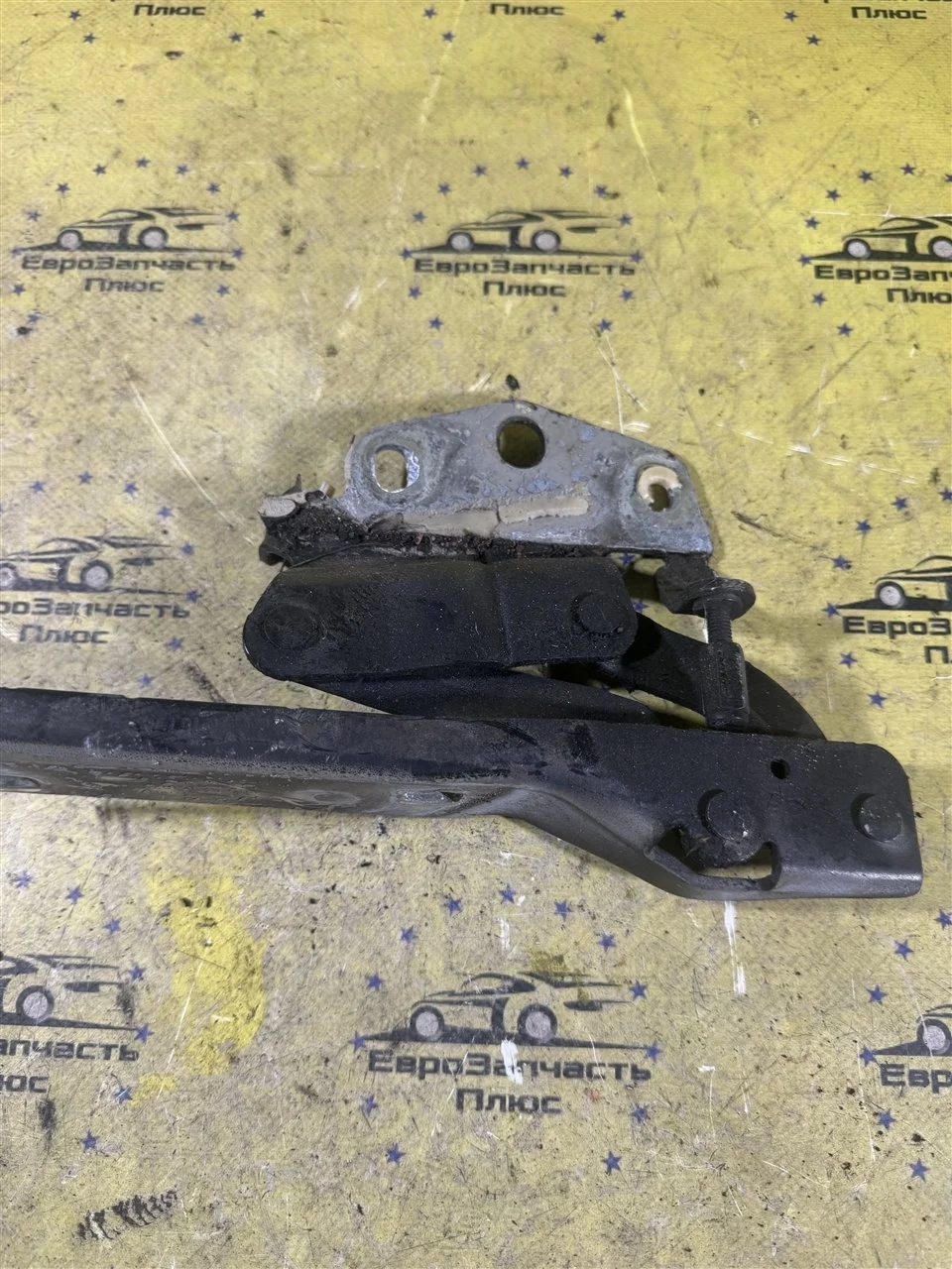 Петля капота Volkswagen Passat B6 3C0823302, правая