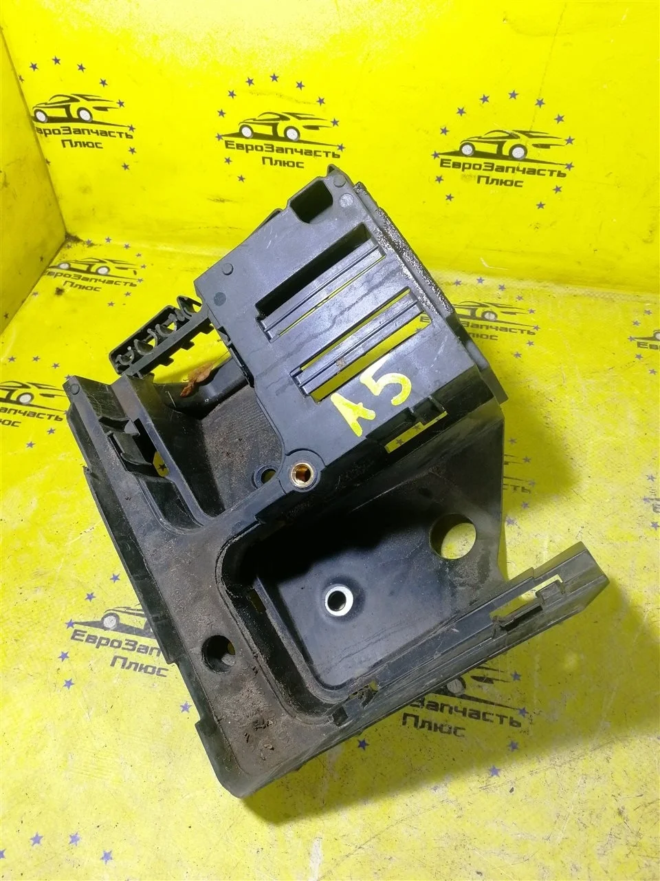 Кронштейн блока предохранителей Skoda Octavia A5 1K0907361 1Z