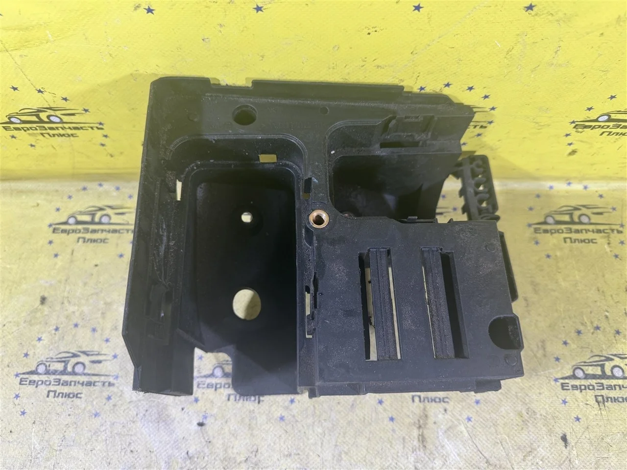 Кронштейн блока предохранителей Volkswagen Passat B6 1K0907361