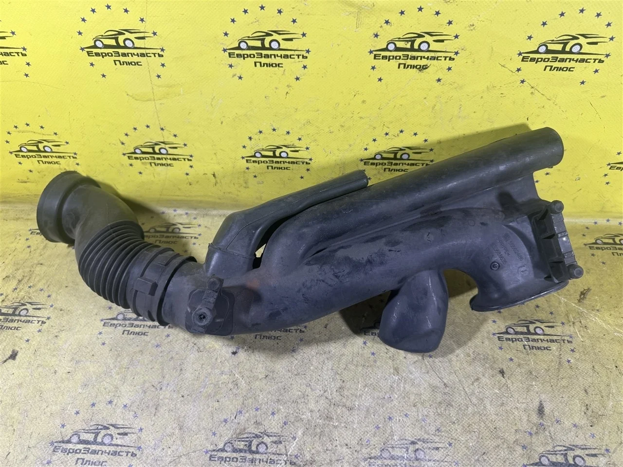 Воздухозаборник Opel Astra 55562486 H