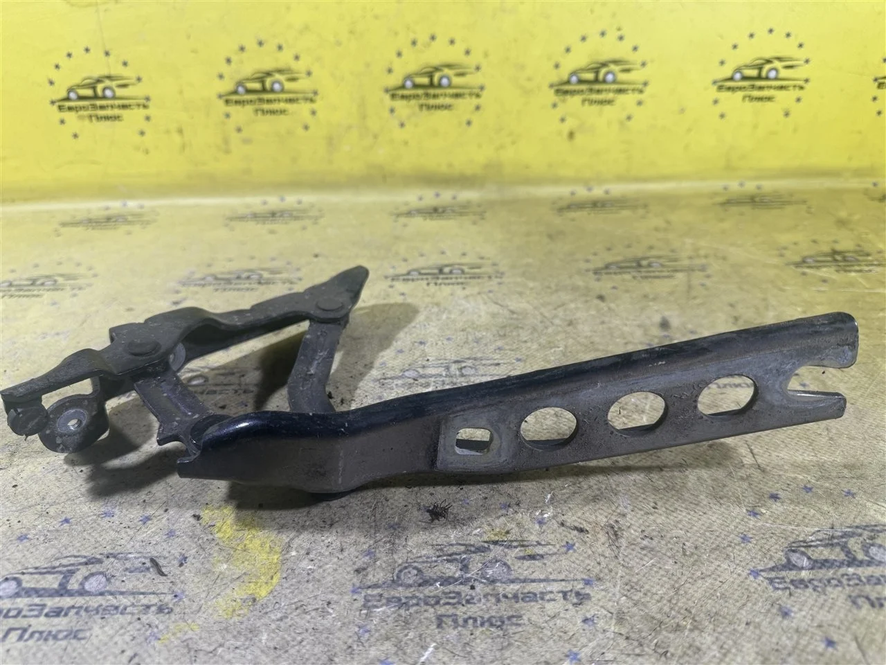 Петля капота Skoda Octavia A5 1Z0823301C 1Z, левая