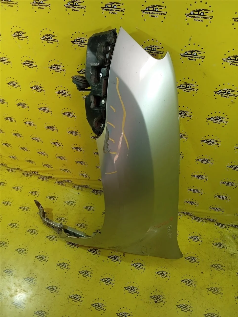 Крыло дефект Renault Duster 631012718R HS, переднее правое