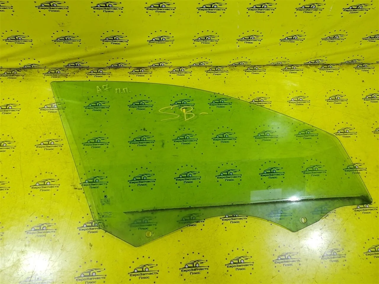 Стекло двери Skoda Octavia A7 5E0845202A 5E, переднее правое